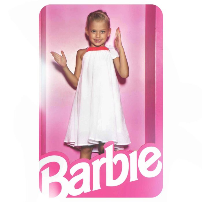 Découvrez cette Robe d'été pour fille et fillette âgées entre 2 à 16 ans, aux aires de la célèbre Barbie ! Dans un coton blanc très chic, cette robe est parfaite pour les occasions d'un jour, comme celles de tous les jours. Pour une touche personnelle de notre marque, le col est ajustable à l'aide du nœud qui le referme, et éclatant avec sa couleur rouge pour ajouter une touche dynamique. Retrouvez cette robe style Barbie chez La FAUTE A VOLTAIRE la maque française de mode pour enfants en commerce équitable.