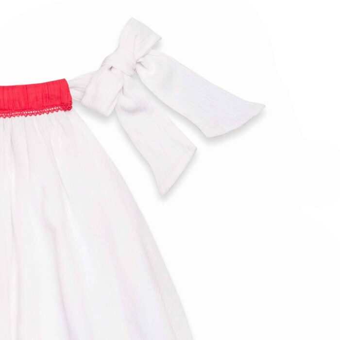 Découvrez cette Robe d'été pour fille et fillette âgées entre 2 à 16 ans, aux aires de la célèbre Barbie ! Dans un coton blanc très chic, cette robe est parfaite pour les occasions d'un jour, comme celles de tous les jours. Pour une touche personnelle de notre marque, le col est ajustable à l'aide du nœud qui le referme, et éclatant avec sa couleur rouge pour ajouter une touche dynamique. Retrouvez cette robe style Barbie chez La FAUTE A VOLTAIRE la maque française de mode pour enfants en commerce équitable.