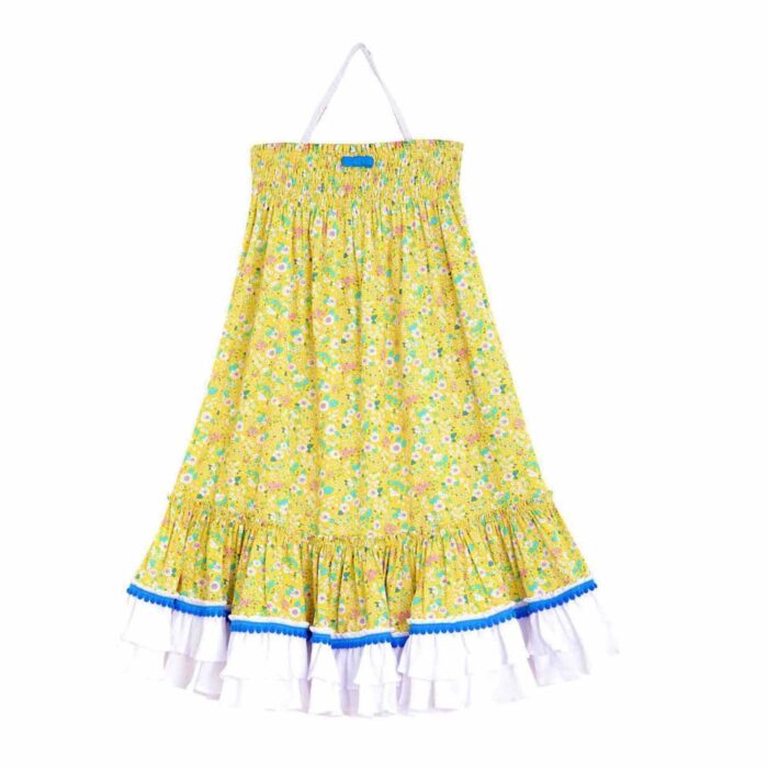 Magnifique Robe Été Coupe Large Longueur Midi en coton Fleuri Liberty Jaune, Volants Blancs et Pompons Bleu roi en Bas de la Jupe. Col Smocks Extensible. Robe Évolutive Deux-en-Un se porte façon Robe Midi ou façon Jupe Bohème Longue à Volants avec un petit Haut Blanc Assorti. Création Mode Printemps Été pour Filles, Fillettes et Ados de la Marque de Mode Française Chic pour Enfant La Faute à Voltaire.