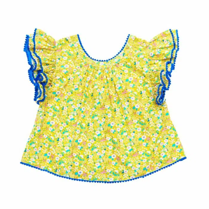Laissez-vous séduire par l'éclat de notre ensemble estival, où le jaune ensoleillé de la blouse se marie à la pureté du blanc de la jupe-short. La blouse, avec ses manches papillon à double rangée de volants et ses pompons bleu foncé, apporte une touche d'originalité et de fantaisie. Son col rond à l'avant et son col V à l'arrière ajoutent une note de raffinement. Confortable et légère, cette blouse est idéale pour les journées chaudes. La jupe-short, quant à elle, offre une liberté de mouvement optimale pour toutes les activités estivales de votre petite princesse. Un ensemble parfait pour un été plein de style et de joie !