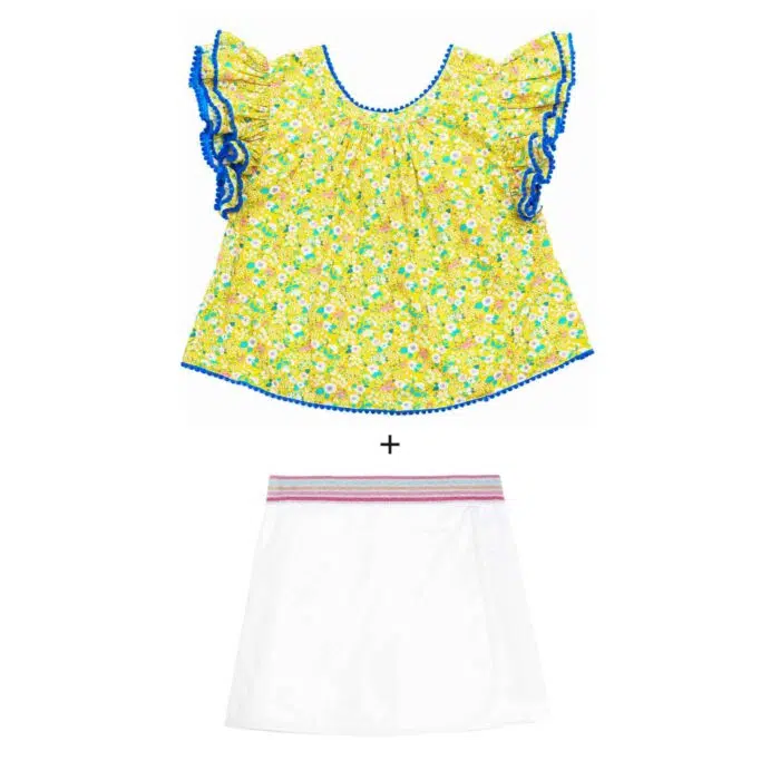 Laissez-vous séduire par l'éclat de notre ensemble estival, où le jaune ensoleillé de la blouse se marie à la pureté du blanc de la jupe-short. La blouse, avec ses manches papillon à double rangée de volants et ses pompons bleu foncé, apporte une touche d'originalité et de fantaisie. Son col rond à l'avant et son col V à l'arrière ajoutent une note de raffinement. Confortable et légère, cette blouse est idéale pour les journées chaudes. La jupe-short, quant à elle, offre une liberté de mouvement optimale pour toutes les activités estivales de votre petite princesse. Un ensemble parfait pour un été plein de style et de joie !