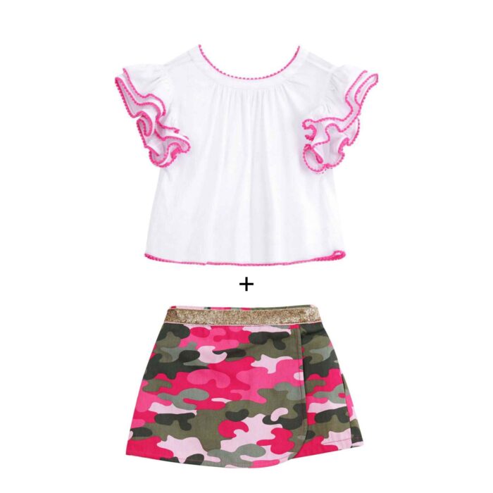 On adore le rose fuchsia de cet ensemble d'été avec sa blouse blanche et ces manches papillons à double rangée de volants, soulignées d'un biais de pompons rose fuchsia, son col rond devant et col V dans la nuque, cette blouse est également accompagnée d'une charmante jupe short de couleur rose et verte au style camouflage. Cet ensemble est parfait pour toutes les sorties estivales de votre princesse, mêlant style et confort, votre fille sera la plus heureuse et la plus jolie des petites filles. Le rose fuchsia de la blouse s'allie parfaitement au rose de la jupe, pour créer un ensemble super coordonné et chic.