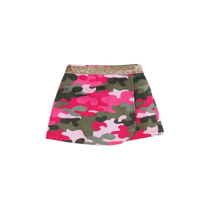 On adore le rose fuchsia de cet ensemble d'été avec sa blouse blanche et ces manches papillons à double rangée de volants, soulignées d'un biais de pompons rose fuchsia, son col rond devant et col V dans la nuque, cette blouse est également accompagnée d'une charmante jupe short de couleur rose et verte au style camouflage. Cet ensemble est parfait pour toutes les sorties estivales de votre princesse, mêlant style et confort, votre fille sera la plus heureuse et la plus jolie des petites filles. Le rose fuchsia de la blouse s'allie parfaitement au rose de la jupe, pour créer un ensemble super coordonné et chic.