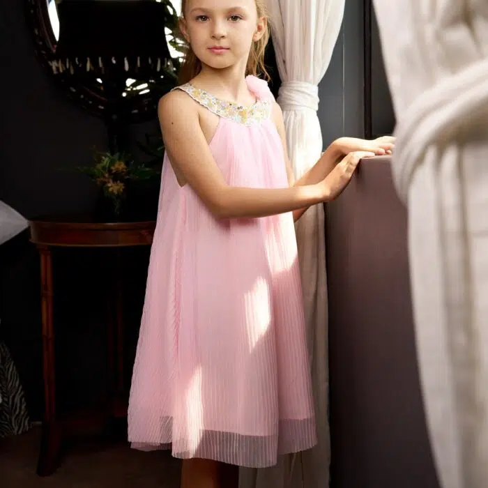 Découvrez cette Magnifique Robe Ample pour Demoiselles D'Honneur en Voile rose Pastel et Col Fleuri pour célébrer les plus Beaux Mariages de l'Été. Disponible pour toutes les Filles, Fillettes et Ados de la Marque de Mode Française pour Enfants La Faute à Voltaire.