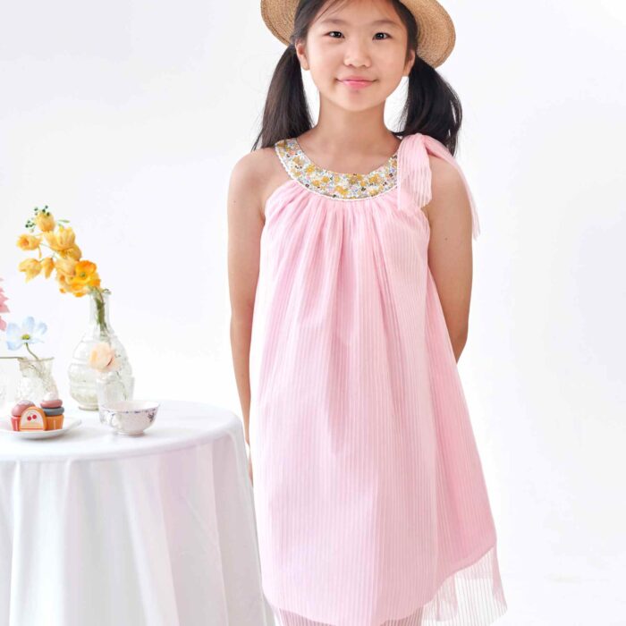 Une Magnifique Robe de Cérémonie Fille en Voile Rose Poudré et Col Arrondi en Coton Fleuri Liberty Jaune Pastel pour Demoiselle d'Honneur de la Marque de Mode Française pour Enfants La Faute à Voltaire.