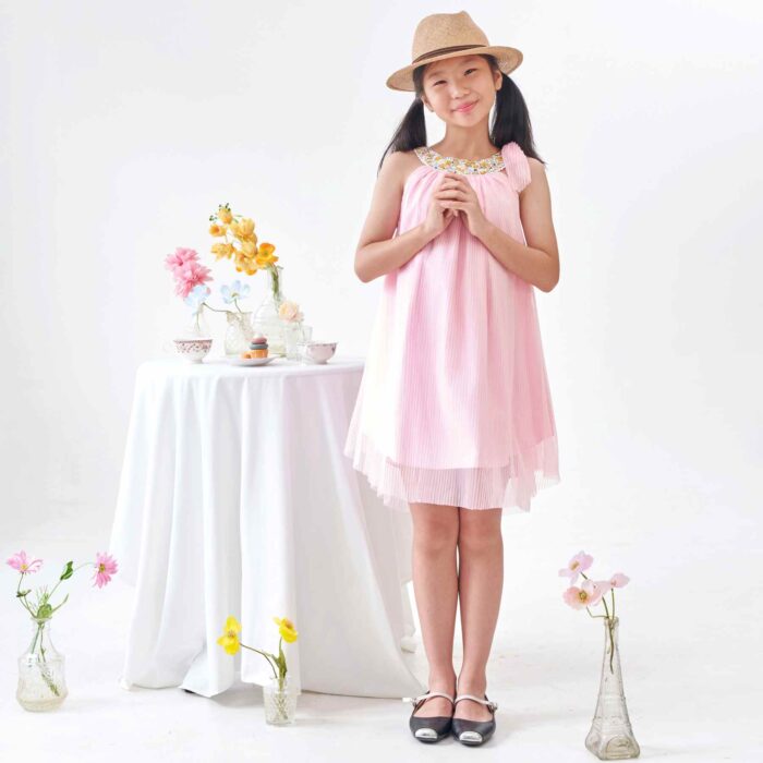 Une Magnifique Robe de Cérémonie Fille en Voile Rose Poudré et Col Arrondi en Coton Fleuri Liberty Jaune Pastel pour Demoiselle d'Honneur de la Marque de Mode Française pour Enfants La Faute à Voltaire.