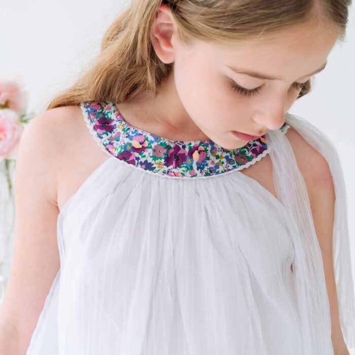 Une adorable Robe de Cérémonie Blanche au Col Fleuri Liberty Violet et Rose Bordé de Fine Dentelle Anglaise Blanche pour Filles, Fillettes et Ados de 2 à 16 Ans de la Marque de Mode Française pour Enfants La Faute à Voltaire.