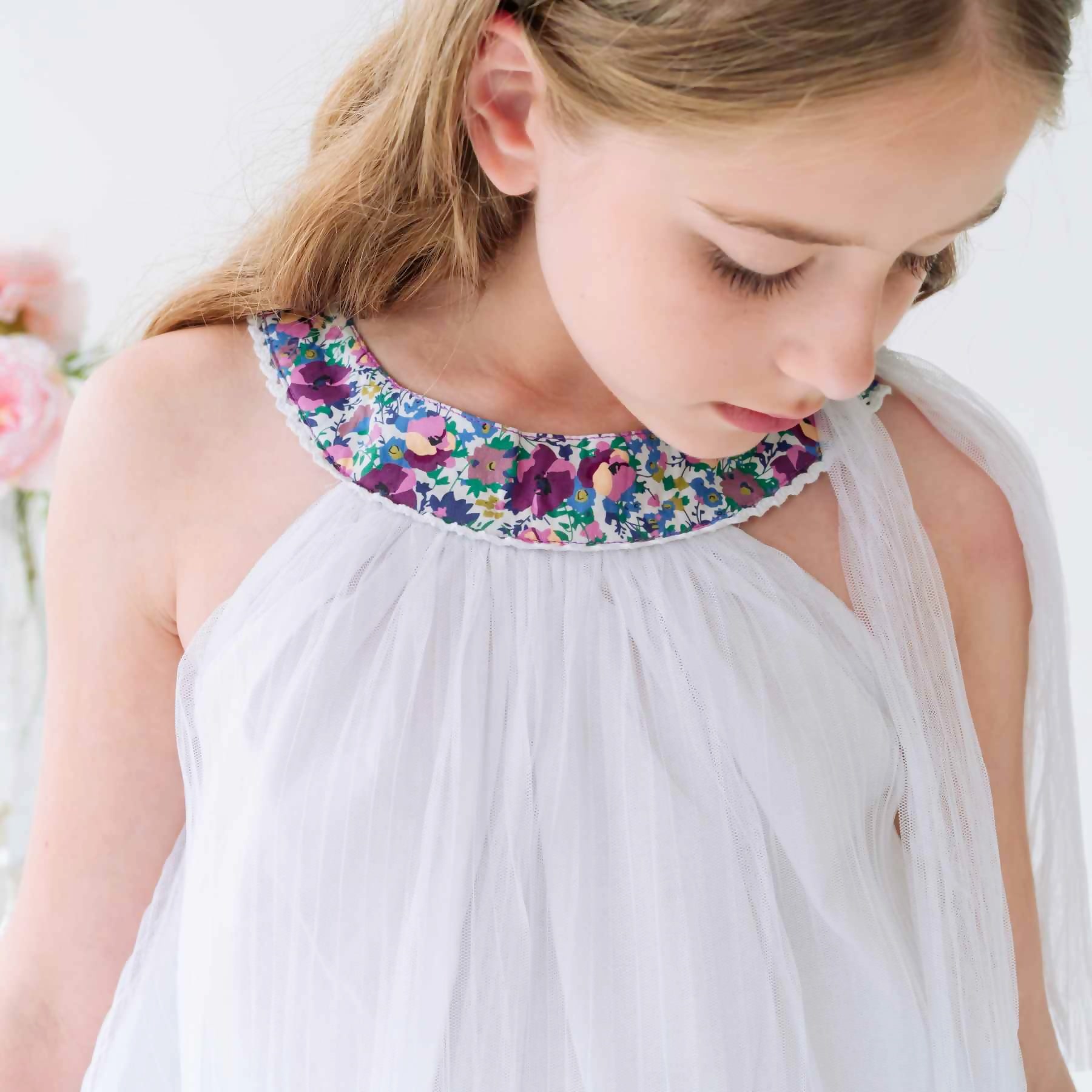 Une adorable Robe de Cérémonie Blanche au Col Fleuri Liberty Violet et Rose Bordé de Fine Dentelle Anglaise Blanche pour Filles, Fillettes et Ados de 2 à 16 Ans de la Marque de Mode Française pour Enfants La Faute à Voltaire.