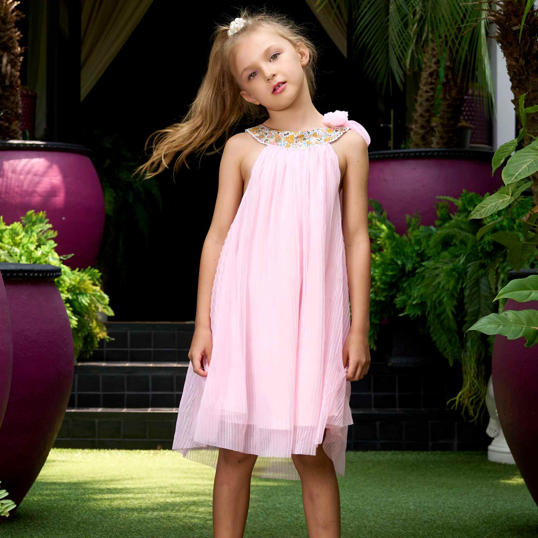 Découvrez cette Magnifique Robe Ample pour Demoiselles D'Honneur en Voile rose Pastel et Col Fleuri pour célébrer les plus Beaux Mariages de l'Été. Disponible pour toutes les Filles, Fillettes et Ados de la Marque de Mode Française pour Enfants La Faute à Voltaire.