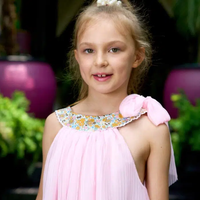Découvrez cette Magnifique Robe Ample pour Demoiselles D'Honneur en Voile rose Pastel et Col Fleuri pour célébrer les plus Beaux Mariages de l'Été. Disponible pour toutes les Filles, Fillettes et Ados de la Marque de Mode Française pour Enfants La Faute à Voltaire.