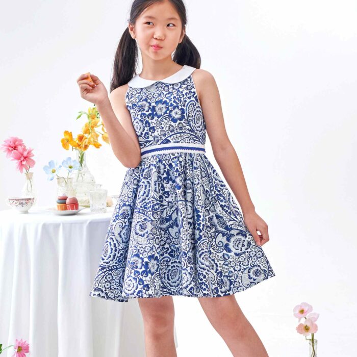 Une Magnifique Robe Patineuse Été pour Fille et Fillette en Coton Fleuri Bleu Marine et Blanc, Col Claudine Blanc, Ceinture avec Zigzag Bleu Marine. Robe Qui Tourne et Noeud dans le Dos Idéale pour les Cérémonie, Tenue de mariage Enfant, Robe Chic pour la Rentrée Scolaire de la Marque de Mode Chic pour Enfant La Faute à Voltaire