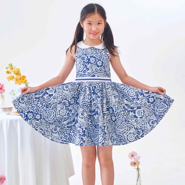 Une Magnifique Robe Patineuse Été pour Fille et Fillette en Coton Fleuri Bleu Marine et Blanc, Col Claudine Blanc, Ceinture avec Zigzag Bleu Marine. Robe Qui Tourne et Noeud dans le Dos Idéale pour les Cérémonie, Tenue de mariage Enfant, Robe Chic pour la Rentrée Scolaire de la Marque de Mode Chic pour Enfant La Faute à Voltaire