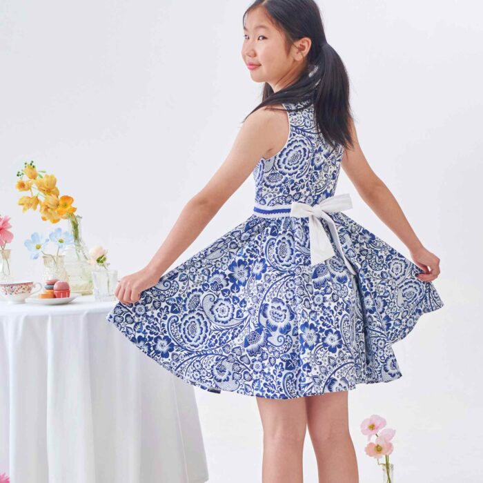 Une Magnifique Robe Patineuse Été pour Fille et Fillette en Coton Fleuri Bleu Marine et Blanc, Col Claudine Blanc, Ceinture avec Zigzag Bleu Marine. Robe Qui Tourne et Noeud dans le Dos Idéale pour les Cérémonie, Tenue de mariage Enfant, Robe Chic pour la Rentrée Scolaire de la Marque de Mode Chic pour Enfant La Faute à Voltaire