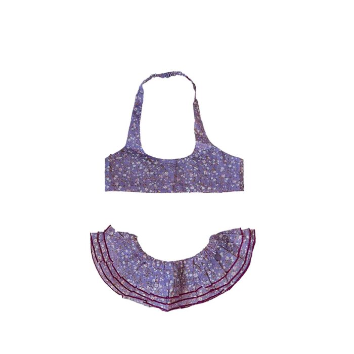 Maillot de bain deux pièces à volants en coton fleuri violet. Haut du maillot forme bandeau et bas du maillot coupe taille basse à volants. Maillot de bain deux pièces pour filles, fillettes et ados de la marque de mode pour enfant LA FAUTE A VOLTAIRE