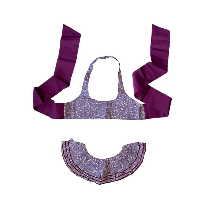 Maillot de bain deux pièces à volants en coton fleuri violet et bleu. Haut du maillot forme bandeau à volant avec élastique dans le dos et bas du maillot coupe taille basse à volants. Maillot de bain deux pièces pour filles, fillettes et ados de la marque de mode pour enfant LA FAUTE A VOLTAIRE