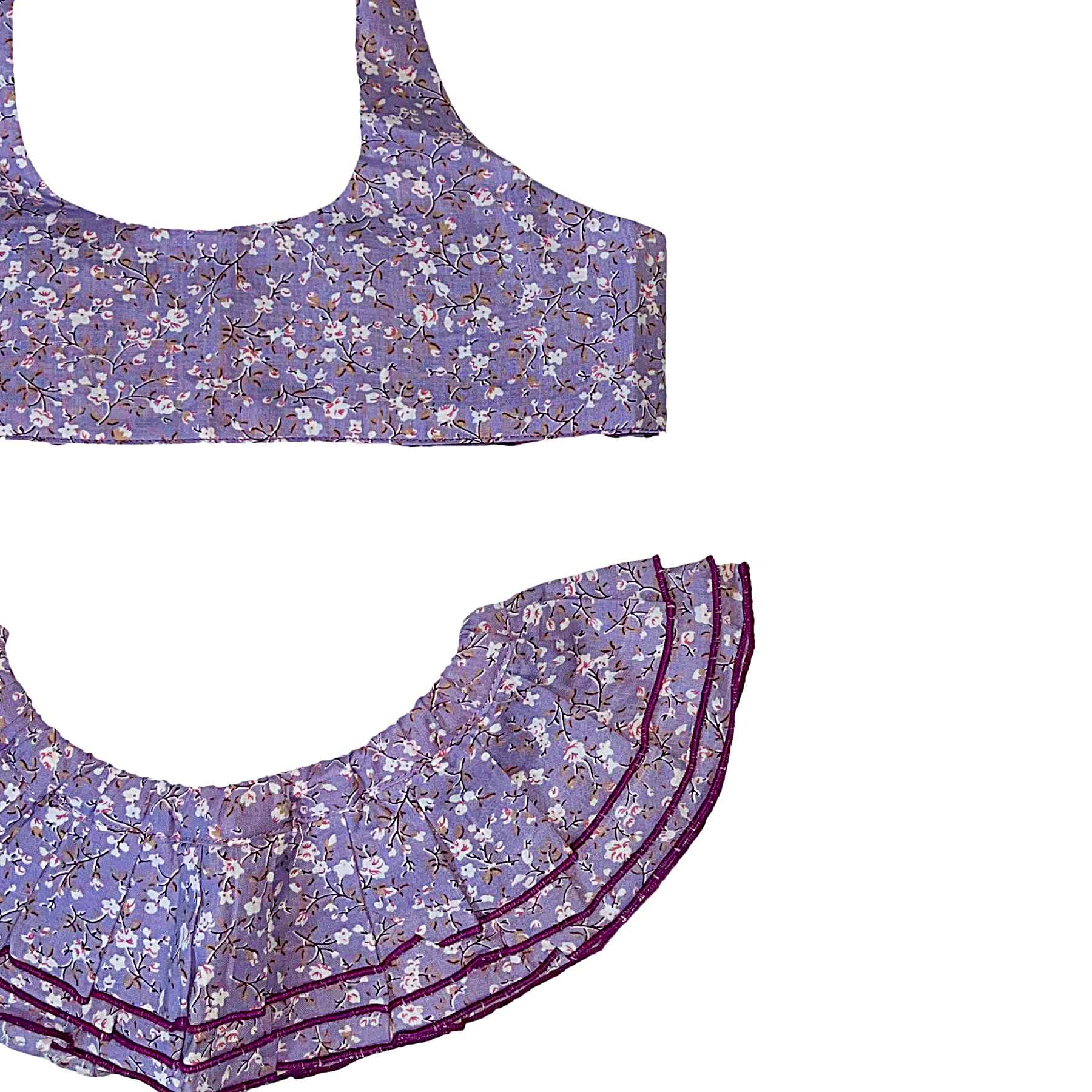 Maillot de bain deux pièces à volants en coton fleuri violet et bleu. Haut du maillot forme bandeau à volant avec élastique dans le dos et bas du maillot coupe taille basse à volants. Maillot de bain deux pièces pour filles, fillettes et ados de la marque de mode pour enfant LA FAUTE A VOLTAIRE