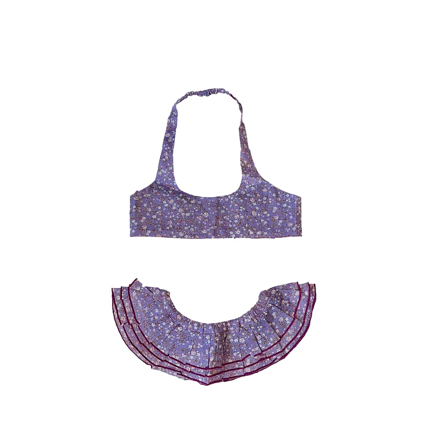 Maillot de bain deux pièces à volants en coton fleuri violet. Haut du maillot forme bandeau et bas du maillot coupe taille basse à volants. Maillot de bain deux pièces pour filles, fillettes et ados de la marque de mode pour enfant LA FAUTE A VOLTAIRE