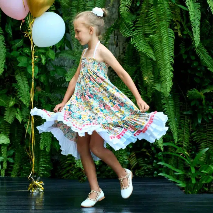 On Craque pour cette Magnifique Robe qui Tourne pour Fille qui se Transforme en Jupe Longue Fleurie Liberty Orange. Son Col Smocks se Transforme en Ceinture Élastique. Parfaite en Robe de Mariage Bohème Chic ou Champêtre, cette Robe Longue Fleurie est Conçue par la Marque de Mode Française pour Enfant La Faute à Voltaire