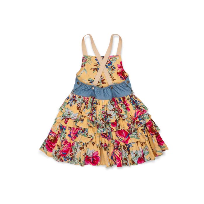Robe salopette été fille avec haut en coton jean denim bleu et bas de la robe à volants fleurie jaune et multicolor, bretelles croisées dans le dos ajustables. Modèle robe salopette à volants pour filles, fillettes de la marque de mode enfant LA FAUTE A VOLTAIRE