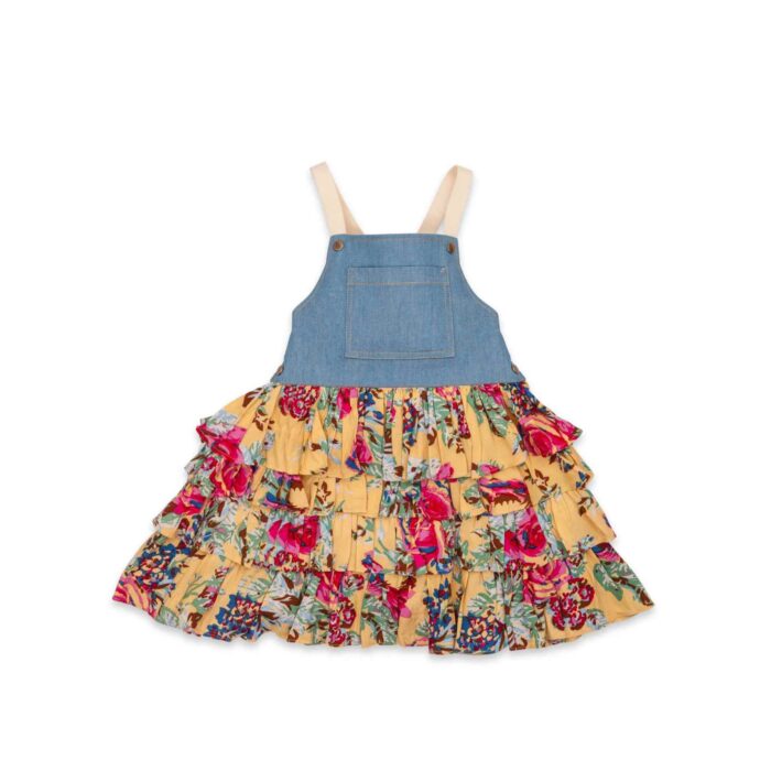 Robe salopette été fille avec haut en coton jean denim bleu et bas de la robe à volants fleurie jaune et multicolor, bretelles croisées dans le dos ajustables. Modèle robe salopette à volants pour filles, fillettes de la marque de mode enfant LA FAUTE A VOLTAIRE