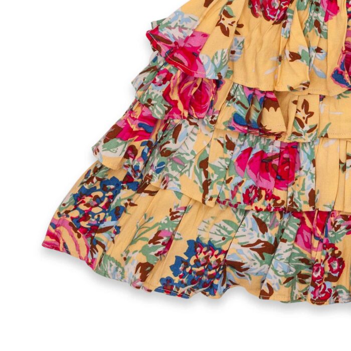 Robe salopette été fille avec haut en coton jean denim bleu et bas de la robe à volants fleurie jaune et multicolor, bretelles croisées dans le dos ajustables. Modèle robe salopette à volants pour filles, fillettes de la marque de mode enfant LA FAUTE A VOLTAIRE