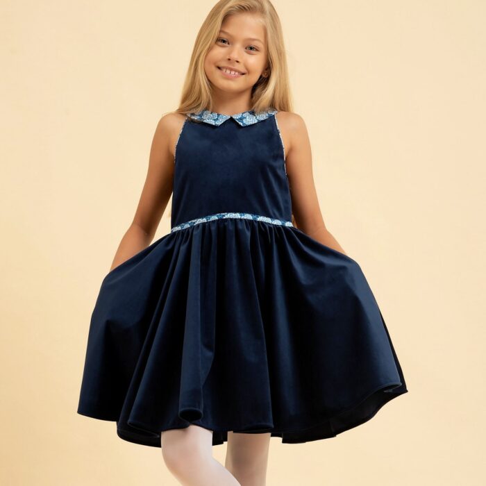 Une Magnifique Robe d'Hiver en Velours Bleu Marine et Col Fleuri en Coton Fleuri Liberty Bleu Roi pour Filles, Fillettes et Ados de 2 à 16 ans. Robe Patineuse Sans Manche et Col Claudine HEPBURN de la Marque de Mode Enfantine Française LA FAUTE A VOLTAIRE.