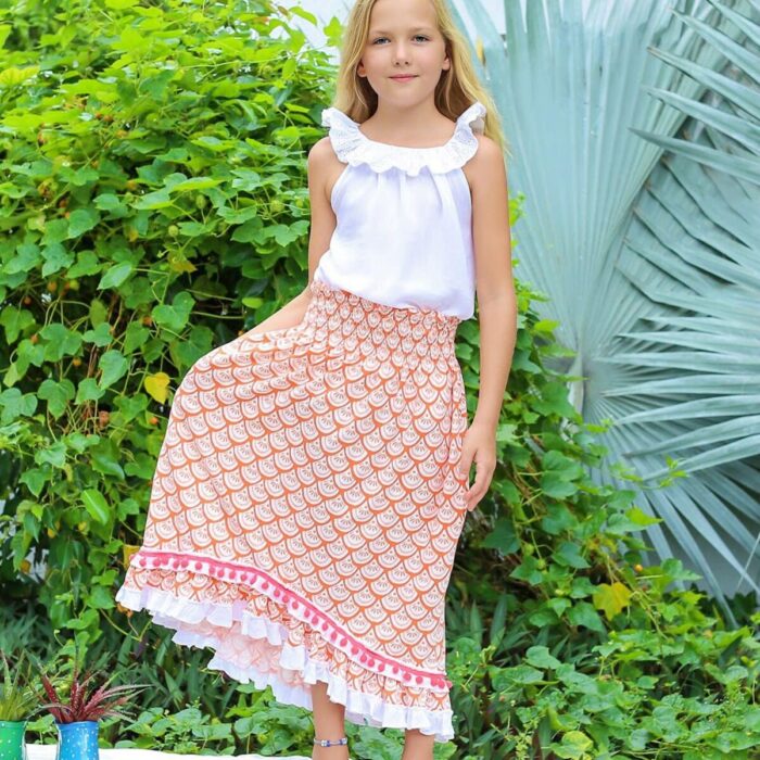 Robe longue de plage en coton jersey orange et blanc, bretelle tour ddu cou amovible pour transformer la robe en jupe longue bohème à volant. Modèle IBIZA de la marque de mode pour enfant LA FAUTE A VOLTAIRE