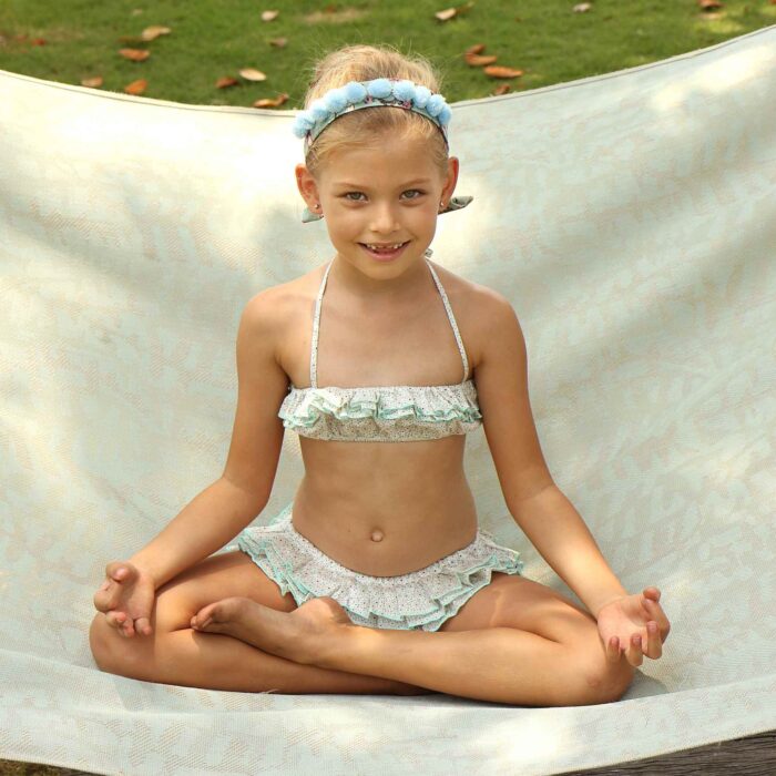 Maillot de bain bikini 2 pièces en coton fleuri liberty vert clair à volants et bretelles pour filles de 2 à 14 ans. La Faute à Voltaire, marque de mode chic pour enfants et en commerce équitable.