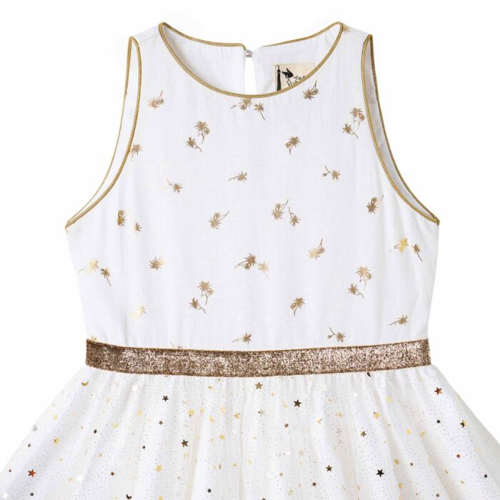Vous Recherchez une Robe Blanche et Or pour un Mariage ? Une Soirée ? Un Anniversaire à Célébrer en Été ou une Robe de Nouvel An pour la Fin d'Année ? Craquez pour cette Robe de Soiré et Fête Polyvalente que toutes les Filles, Fillettes et Ados de 2 à 16 ans pourront Porter et faire Virevolter à l'Infini. Coupée en Demi-Lune et Froncée à la taille, cette Robe Patineuse Tourne à l'Horizontal pour le plus grand Bonheur de votre Princesse. Coupée en 3 Matières : Lin Blanc Imprimé Petits Palmier Dorés sur le Buste, Tulle Blanche à Paillettes Dorées sur la Jupe Doublée de Coton blanc. Emmanchures à l'Américaine Bordés d'un Biais Doré pour Dessiner de Jolies Épaules. Taille Soulignée par une ceinture Fixe en Paillettes Dorée. Cette Robe Forme Trapèze est de la Collection Tenue de Mariage et Fêtes de la Marque de Mode Française pour Enfants C'est la faute à Voltaire.