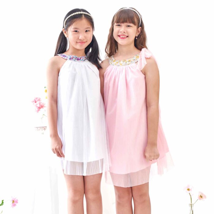 Pour Filles, Fillettes et Ados de 2 à 16 ans, une Magnifique Collection de Robes de Cérémonie Fille en Voile Blanc ou Rose Poudré et Col Arrondi en Coton Fleuri Liberty pour Demoiselles d'Honneur. Robes de Cortège Bohèmes Chics de la Marque de Mode Française pour Enfants produite en Commerce Équitable La Faute à Voltaire/ C'est la faute à Voltaire.
