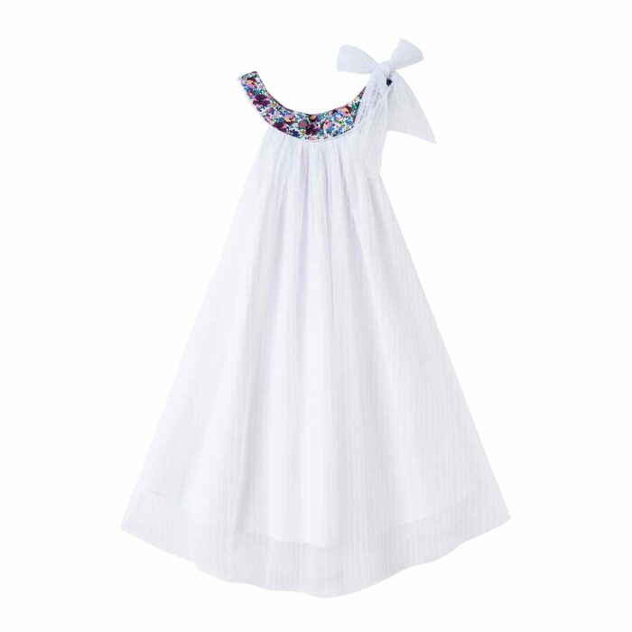 A la Recherche d'une Robe de Cérémonie blanche Chic et Confortable pour vos Demoiselles d'Honneurs Fillettes ? Votre Famille est invitée à un Mariage et vous recherchez une Robe Élégante et Facile à Vivre ? Crauqez pour cette Magnifique Robe de Cortège Disponible pour toutes les Filles, Fillettes et Ados de 2 à 16 Ans qui Convient à toutes les Morphologies. Mode Tenue de Mariage pour Enfant de la Marque de Mode Française en Commerce Équitable C'est La Faute à Voltaire
