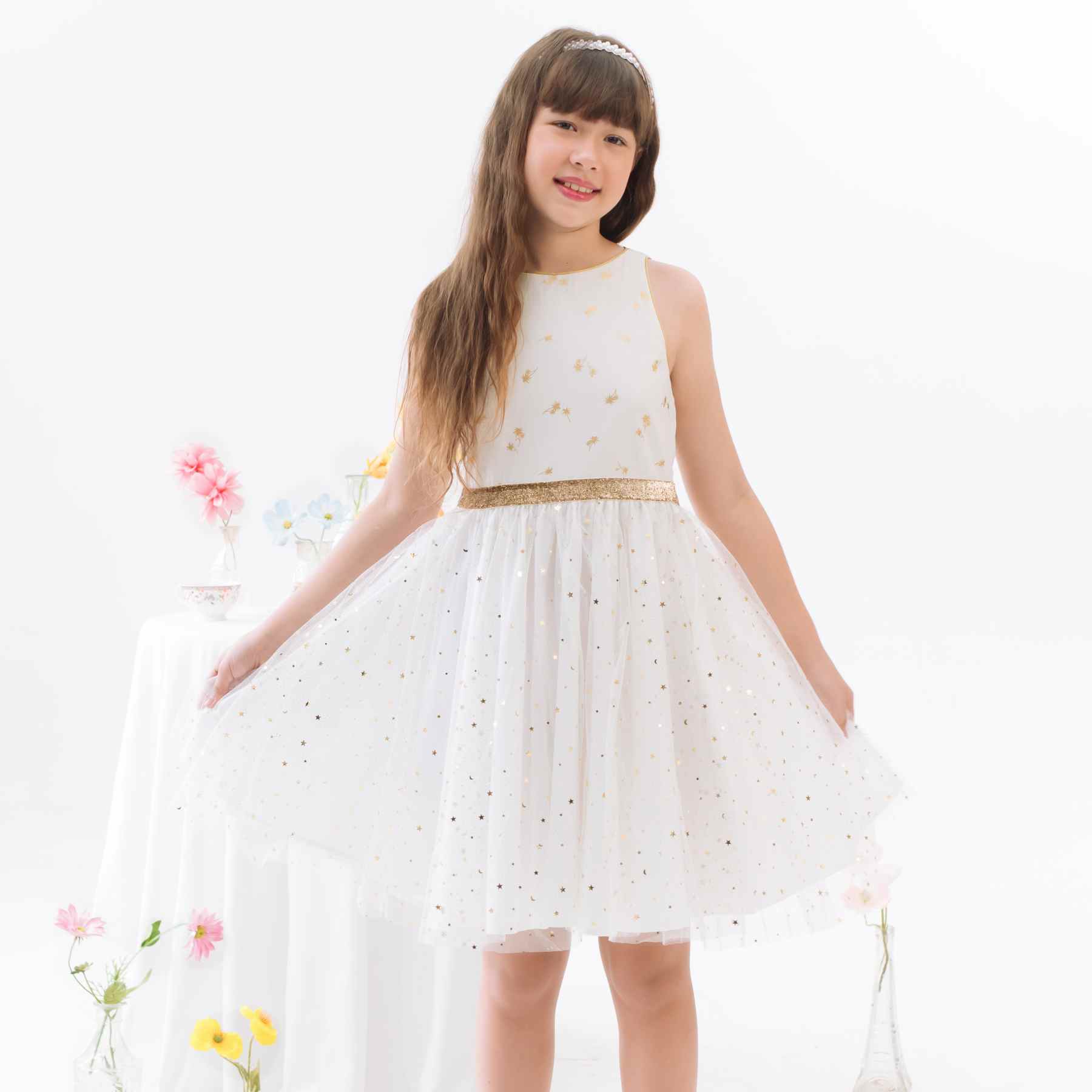 Vous Recherchez une Robe Blanche et Or pour un Mariage ? Une Soirée ? Un Anniversaire à Célébrer en Été ou une Robe de Nouvel An pour la Fin d'Année ? Craquez pour cette Robe de Soiré et Fête Polyvalente que toutes les Filles, Fillettes et Ados de 2 à 16 ans pourront Porter et faire Virevolter à l'Infini. Coupée en Demi-Lune et Froncée à la taille, cette Robe Patineuse Tourne à l'Horizontal pour le plus grand Bonheur de votre Princesse. Coupée en 3 Matières : Lin Blanc Imprimé Petits Palmier Dorés sur le Buste, Tulle Blanche à Paillettes Dorées sur la Jupe Doublée de Coton blanc. Emmanchures à l'Américaine Bordés d'un Biais Doré pour Dessiner de Jolies Épaules. Taille Soulignée par une ceinture Fixe en Paillettes Dorée. Cette Robe Forme Trapèze est de la Collection Tenue de Mariage et Fêtes de la Marque de Mode Française pour Enfants C'est la faute à Voltaire.
