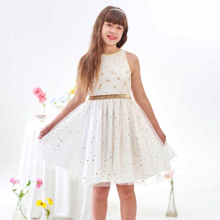 Vous Recherchez une Robe Blanche et Or pour un Mariage ? Une Soirée ? Un Anniversaire à Célébrer en Été ou une Robe de Nouvel An pour la Fin d'Année ? Craquez pour cette Robe de Soiré et Fête Polyvalente que toutes les Filles, Fillettes et Ados de 2 à 16 ans pourront Porter et faire Virevolter à l'Infini. Coupée en Demi-Lune et Froncée à la taille, cette Robe Patineuse Tourne à l'Horizontal pour le plus grand Bonheur de votre Princesse. Coupée en 3 Matières : Lin Blanc Imprimé Petits Palmier Dorés sur le Buste, Tulle Blanche à Paillettes Dorées sur la Jupe Doublée de Coton blanc. Emmanchures à l'Américaine Bordés d'un Biais Doré pour Dessiner de Jolies Épaules. Taille Soulignée par une ceinture Fixe en Paillettes Dorée. Cette Robe Forme Trapèze est de la Collection Tenue de Mariage et Fêtes de la Marque de Mode Française pour Enfants C'est la faute à Voltaire.