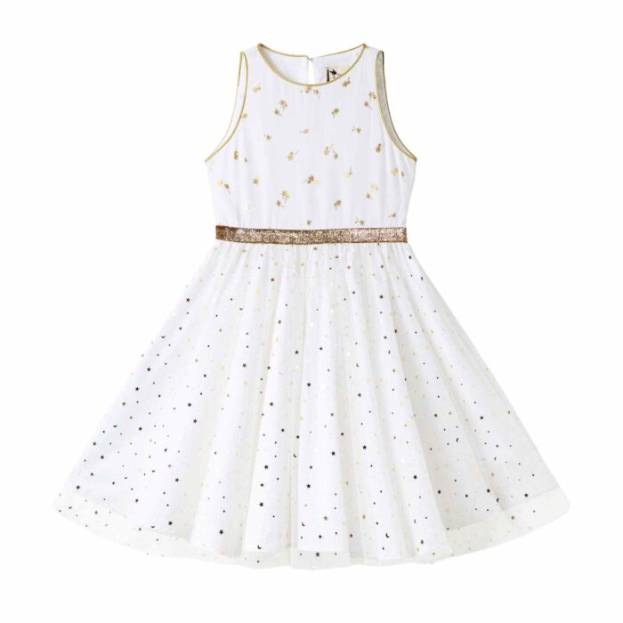 Vous Recherchez une Robe Blanche et Or pour un Mariage ? Une Soirée ? Un Anniversaire à Célébrer en Été ou une Robe de Nouvel An pour la Fin d'Année ? Craquez pour cette Robe de Soiré et Fête Polyvalente que toutes les Filles, Fillettes et Ados de 2 à 16 ans pourront Porter et faire Virevolter à l'Infini. Coupée en Demi-Lune et Froncée à la taille, cette Robe Patineuse Tourne à l'Horizontal pour le plus grand Bonheur de votre Princesse. Coupée en 3 Matières : Lin Blanc Imprimé Petits Palmier Dorés sur le Buste, Tulle Blanche à Paillettes Dorées sur la Jupe Doublée de Coton blanc. Emmanchures à l'Américaine Bordés d'un Biais Doré pour Dessiner de Jolies Épaules. Taille Soulignée par une ceinture Fixe en Paillettes Dorée. Cette Robe Forme Trapèze est de la Collection Tenue de Mariage et Fêtes de la Marque de Mode Française pour Enfants C'est la faute à Voltaire.