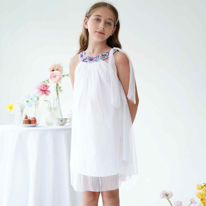 A la Recherche d'une Robe de Cérémonie blanche Chic et Confortable pour vos Demoiselles d'Honneurs Fillettes ? Votre Famille est invitée à un Mariage et vous recherchez une Robe Élégante et Facile à Vivre ? Crauqez pour cette Magnifique Robe de Cortège Disponible pour toutes les Filles, Fillettes et Ados de 2 à 16 Ans qui Convient à toutes les Morphologies. Mode Tenue de Mariage pour Enfant de la Marque de Mode Française en Commerce Équitable C'est La Faute à Voltaire
