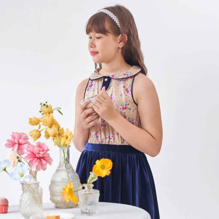 Intersaison, en Coton Fleuri Liberty Beige avec Fleurs Rose Fuchsia sur le Haut et Jupe en Velours Milleraies Bleu Marine, cette Robe qui Tourne est Idéale pour la Rentrée Scolaire mais aussi pour les Fêtes et Cérémonies de l'Automne et de l'Hiver des Filles, Fillettes et Ados de 2 à 16 ans, Coupe Patineuse, en Velours Milleraies Bleu Marine avec Col Claudine, biais à la ceinture et Emmanchures Contrasté de Coton Fleuri Liberty Beige à Petits Pois blancs et Fleurs Rose Fuchsia et Bleues. Robe Intersaison Polyvalente Parfaite en Tenue d'École, Uniforme Scolaire, Robe de Noël Couleur bleue, Cérémonie de l'Automne et Hiver. Robe Qui Tourne Hepburn de la Marque de Mode Française pour Enfants C'est la faute à Voltaire.