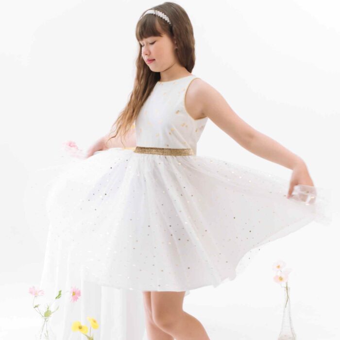 Vous Recherchez une Robe Blanche et Or pour un Mariage ? Une Soirée ? Un Anniversaire à Célébrer en Été ou une Robe de Nouvel An pour la Fin d'Année ? Craquez pour cette Robe de Soiré et Fête Polyvalente que toutes les Filles, Fillettes et Ados de 2 à 16 ans pourront Porter et faire Virevolter à l'Infini. Coupée en Demi-Lune et Froncée à la taille, cette Robe Patineuse Tourne à l'Horizontal pour le plus grand Bonheur de votre Princesse. Coupée en 3 Matières : Lin Blanc Imprimé Petits Palmier Dorés sur le Buste, Tulle Blanche à Paillettes Dorées sur la Jupe Doublée de Coton blanc. Emmanchures à l'Américaine Bordés d'un Biais Doré pour Dessiner de Jolies Épaules. Taille Soulignée par une ceinture Fixe en Paillettes Dorée. Cette Robe Forme Trapèze est de la Collection Tenue de Mariage et Fêtes de la Marque de Mode Française pour Enfants C'est la faute à Voltaire.
