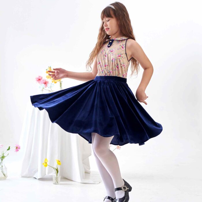 Intersaison, en Coton Fleuri Liberty Beige avec Fleurs Rose Fuchsia sur le Haut et Jupe en Velours Milleraies Bleu Marine, cette Robe qui Tourne est Idéale pour la Rentrée Scolaire mais aussi pour les Fêtes et Cérémonies de l'Automne et de l'Hiver des Filles, Fillettes et Ados de 2 à 16 ans, Coupe Patineuse, en Velours Milleraies Bleu Marine avec Col Claudine, biais à la ceinture et Emmanchures Contrasté de Coton Fleuri Liberty Beige à Petits Pois blancs et Fleurs Rose Fuchsia et Bleues. Robe Intersaison Polyvalente Parfaite en Tenue d'École, Uniforme Scolaire, Robe de Noël Couleur bleue, Cérémonie de l'Automne et Hiver. Robe Qui Tourne Hepburn de la Marque de Mode Française pour Enfants C'est la faute à Voltaire.