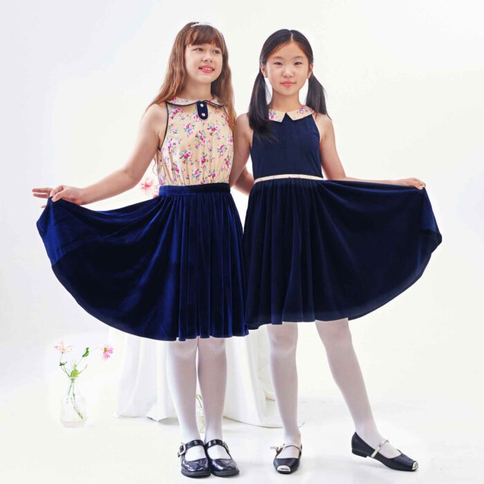 Intersaison, en Coton Fleuri Liberty Beige avec Fleurs Rose Fuchsia sur le Haut et Jupe en Velours Milleraies Bleu Marine, cette Robe qui Tourne est Idéale pour la Rentrée Scolaire mais aussi pour les Fêtes et Cérémonies de l'Automne et de l'Hiver des Filles, Fillettes et Ados de 2 à 16 ans, Coupe Patineuse, en Velours Milleraies Bleu Marine avec Col Claudine, biais à la ceinture et Emmanchures Contrasté de Coton Fleuri Liberty Beige à Petits Pois blancs et Fleurs Rose Fuchsia et Bleues. Robe Intersaison Polyvalente Parfaite en Tenue d'École, Uniforme Scolaire, Robe de Noël Couleur bleue, Cérémonie de l'Automne et Hiver. Robe Qui Tourne Hepburn de la Marque de Mode Française pour Enfants C'est la faute à Voltaire.