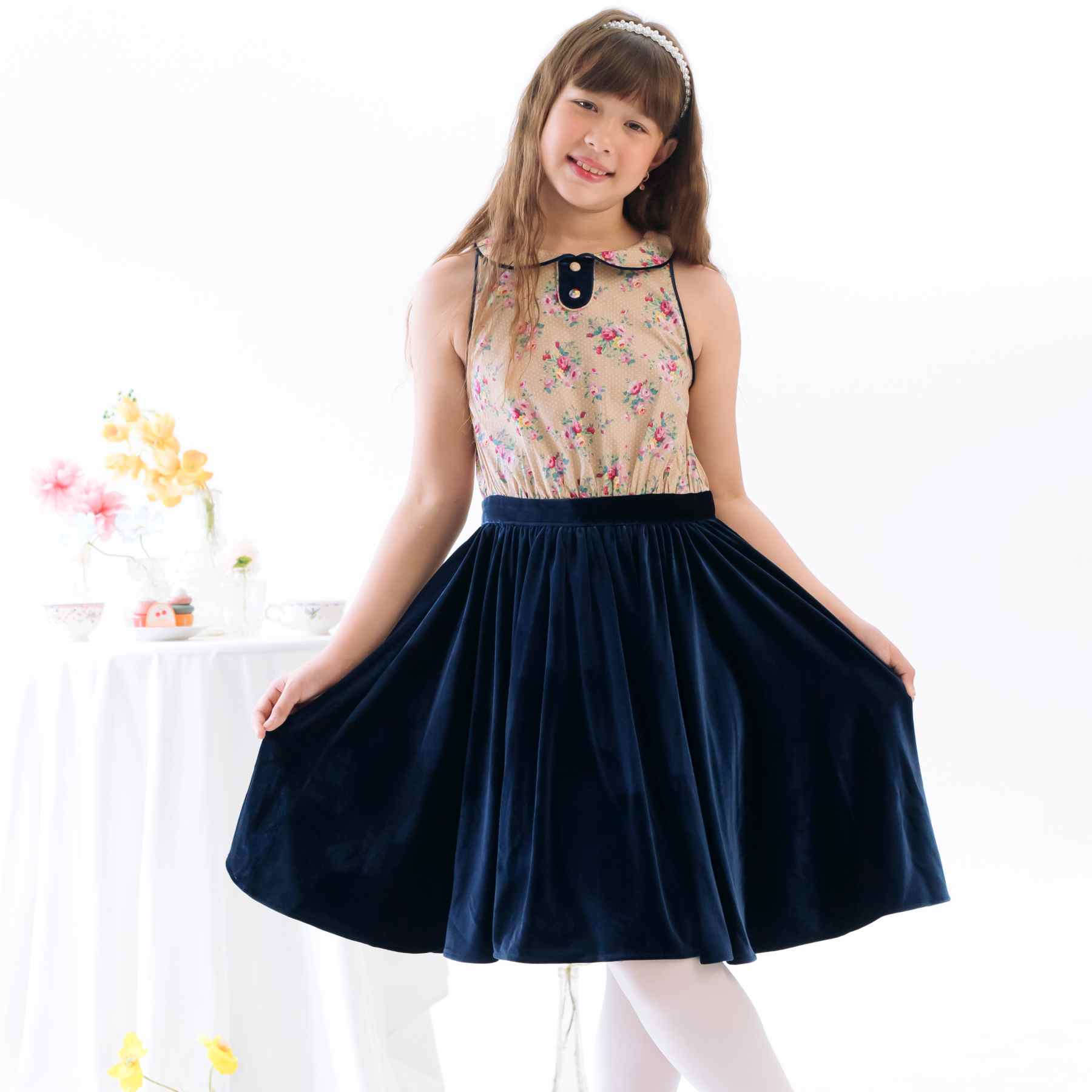 Intersaison, en Coton Fleuri Liberty Beige avec Fleurs Rose Fuchsia sur le Haut et Jupe en Velours Milleraies Bleu Marine, cette Robe qui Tourne est Idéale pour la Rentrée Scolaire mais aussi pour les Fêtes et Cérémonies de l'Automne et de l'Hiver des Filles, Fillettes et Ados de 2 à 16 ans, Coupe Patineuse, en Velours Milleraies Bleu Marine avec Col Claudine, biais à la ceinture et Emmanchures Contrasté de Coton Fleuri Liberty Beige à Petits Pois blancs et Fleurs Rose Fuchsia et Bleues. Robe Intersaison Polyvalente Parfaite en Tenue d'École, Uniforme Scolaire, Robe de Noël Couleur bleue, Cérémonie de l'Automne et Hiver. Robe Qui Tourne Hepburn de la Marque de Mode Française pour Enfants C'est la faute à Voltaire.