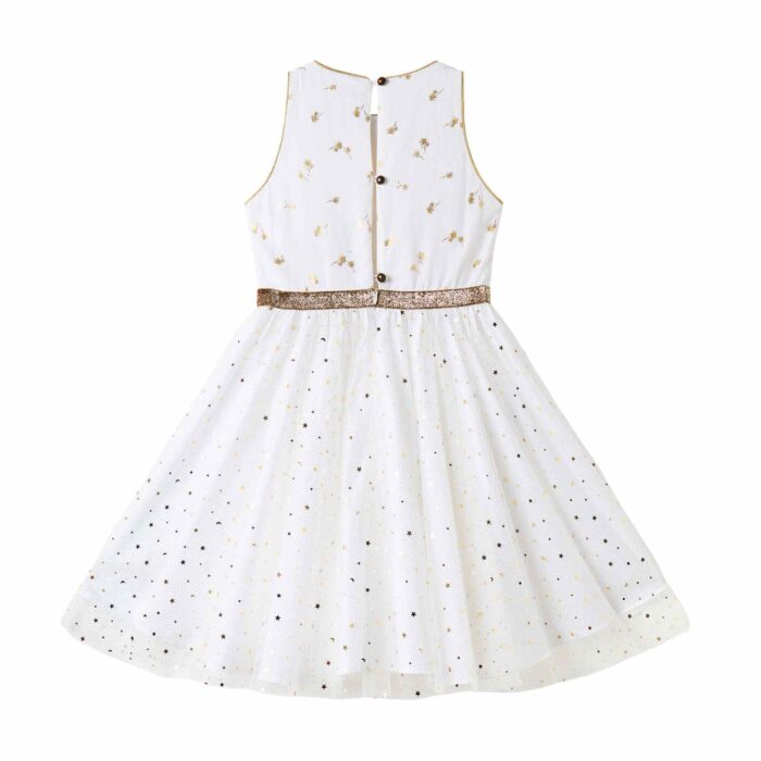 Vous Recherchez une Robe Blanche et Or pour un Mariage ? Une Soirée ? Un Anniversaire à Célébrer en Été ou une Robe de Nouvel An pour la Fin d'Année ? Craquez pour cette Robe de Soiré et Fête Polyvalente que toutes les Filles, Fillettes et Ados de 2 à 16 ans pourront Porter et faire Virevolter à l'Infini. Coupée en Demi-Lune et Froncée à la taille, cette Robe Patineuse Tourne à l'Horizontal pour le plus grand Bonheur de votre Princesse. Coupée en 3 Matières : Lin Blanc Imprimé Petits Palmier Dorés sur le Buste, Tulle Blanche à Paillettes Dorées sur la Jupe Doublée de Coton blanc. Emmanchures à l'Américaine Bordés d'un Biais Doré pour Dessiner de Jolies Épaules. Taille Soulignée par une ceinture Fixe en Paillettes Dorée. Cette Robe Forme Trapèze est de la Collection Tenue de Mariage et Fêtes de la Marque de Mode Française pour Enfants C'est la faute à Voltaire.