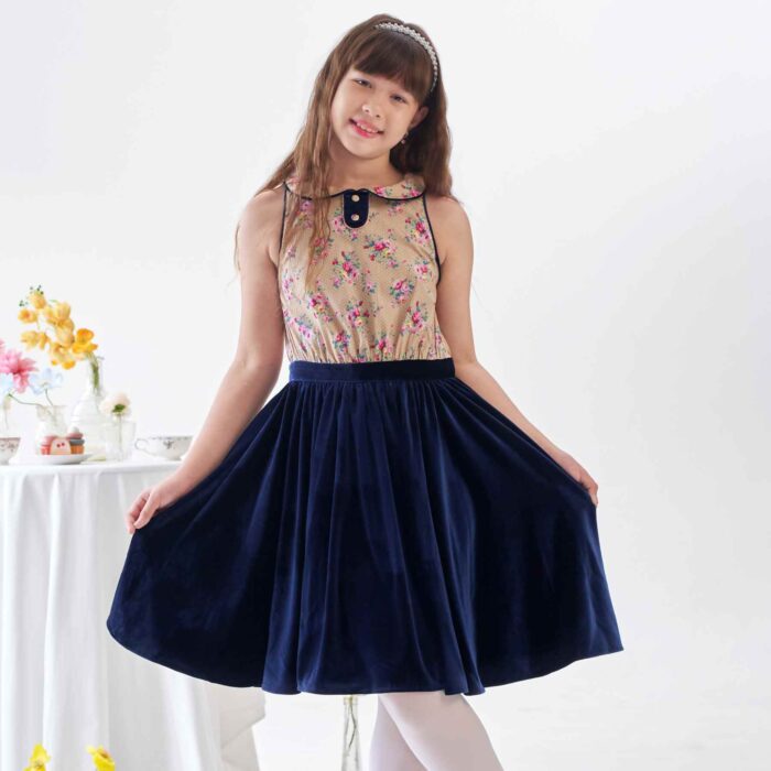 Intersaison, en Coton Fleuri Liberty Beige avec Fleurs Rose Fuchsia sur le Haut et Jupe en Velours Milleraies Bleu Marine, cette Robe qui Tourne est Idéale pour la Rentrée Scolaire mais aussi pour les Fêtes et Cérémonies de l'Automne et de l'Hiver des Filles, Fillettes et Ados de 2 à 16 ans, Coupe Patineuse, en Velours Milleraies Bleu Marine avec Col Claudine, biais à la ceinture et Emmanchures Contrasté de Coton Fleuri Liberty Beige à Petits Pois blancs et Fleurs Rose Fuchsia et Bleues. Robe Intersaison Polyvalente Parfaite en Tenue d'École, Uniforme Scolaire, Robe de Noël Couleur bleue, Cérémonie de l'Automne et Hiver. Robe Qui Tourne Hepburn de la Marque de Mode Française pour Enfants C'est la faute à Voltaire.