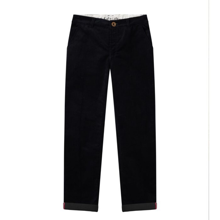 Un Très Beau Pantalon Coupe Chino en Coton Velours Noir de la Marque de Mode Française Chic pour Enfant La Faute à Voltaire. Vous aimerez le Confort de cette Coupe Ample aux Cuisses et Resserré aux Chevilles pour les Garçons et Ados de 2 à 16 ans, Resserré aux Chevilles, l'Élastique Intérieur qui permet d'Adapter la Largeur de la Taille. Ruban Décoratif Bleu, Blanc, Rouge à l'intérieur de la ceinture ainsi que de chaque côté de l'intérieur du bas du pantalon pour pouvoir le rouler vers l'extérieur si le pantalon est trop Long avec une petite Fantaisie.