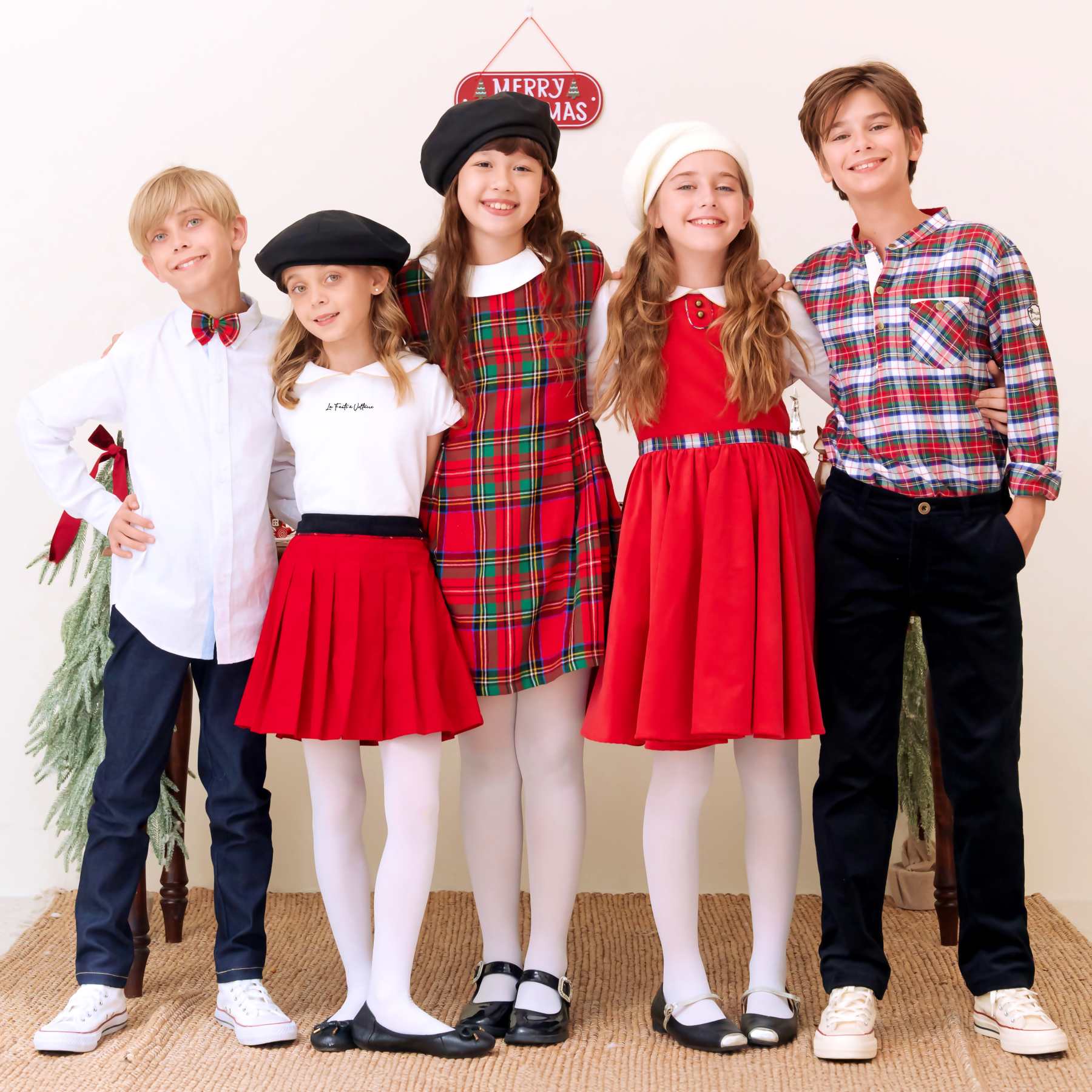 pantalon chino garçon en velours noir avec poche raglan. Coupe plus ample aux cuisses puis plus ajustée aux chevilles. Tailles disponible du 2 au 16 ans.