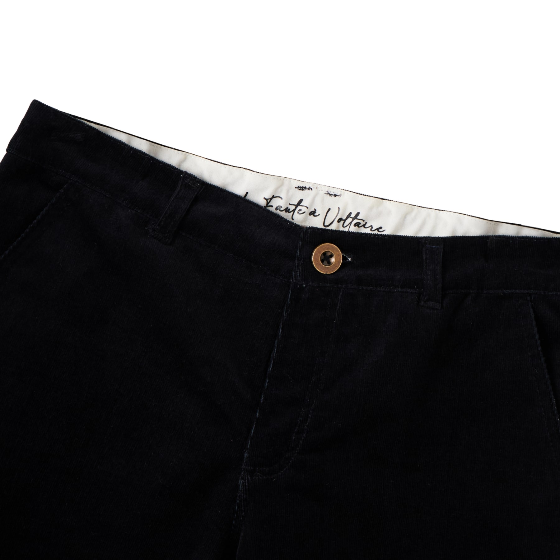 Un Très Beau Pantalon Coupe Chino en Coton Velours Noir de la Marque de Mode Française Chic pour Enfant La Faute à Voltaire. Vous aimerez le Confort de cette Coupe Ample aux Cuisses et Resserré aux Chevilles pour les Garçons et Ados de 2 à 16 ans, Resserré aux Chevilles, l'Élastique Intérieur qui permet d'Adapter la Largeur de la Taille. Ruban Décoratif Bleu, Blanc, Rouge à l'intérieur de la ceinture ainsi que de chaque côté de l'intérieur du bas du pantalon pour pouvoir le rouler vers l'extérieur si le pantalon est trop Long avec une petite Fantaisie.