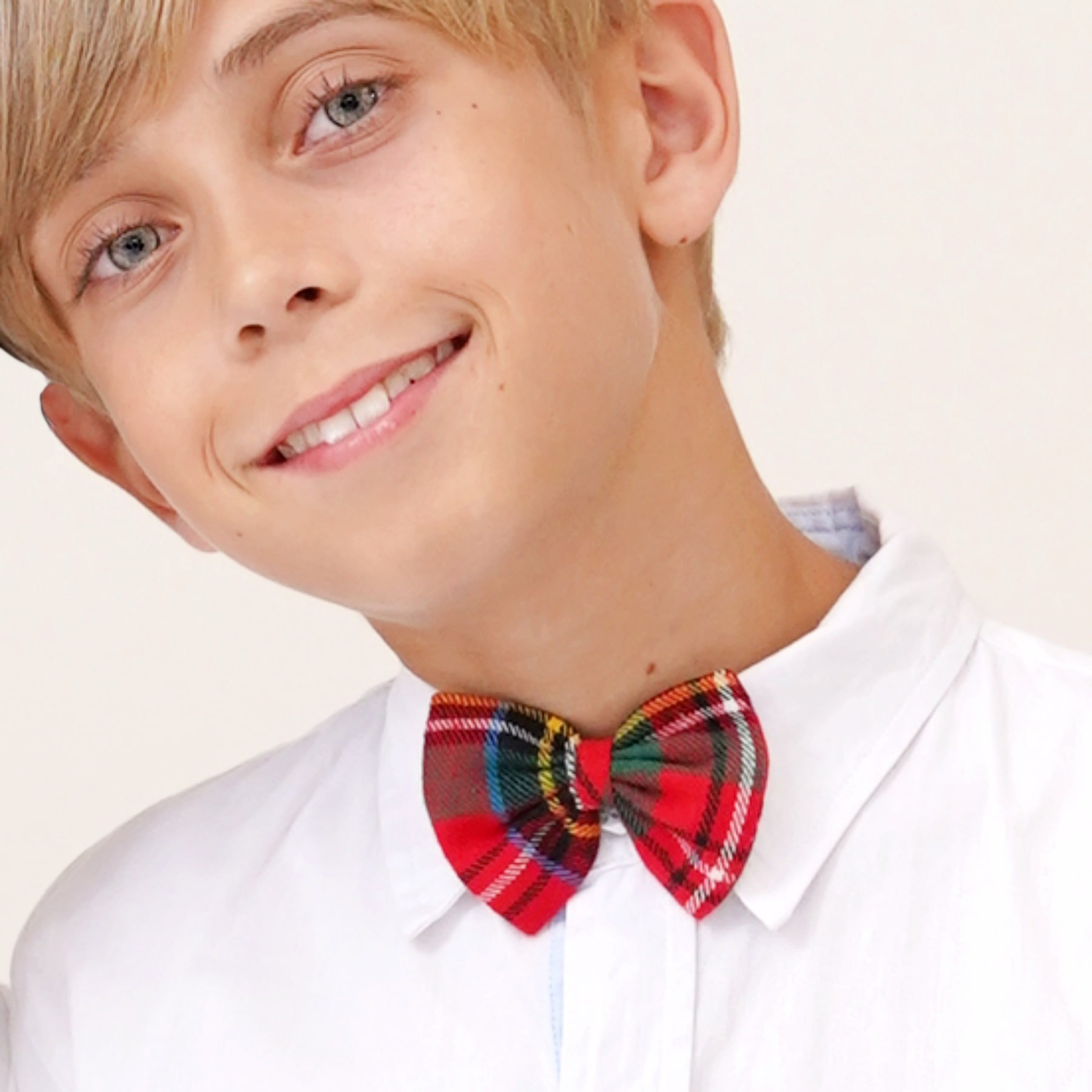 Offrez ce Magnifique Noeud Papillon Spécial Fêtes de Noël en Flanelle à Carreaux Tartan Rouge pour Filles et Garçons de la Marque de Mode pour Enfants La Faute à Voltaire.