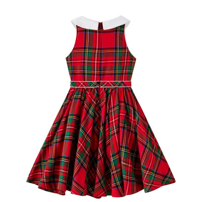 Une Élégante Robe Patineuse qui Tourne en Flanelle Carreaux Tartan Rouge et Vert, sans Manche, Col Claudine Blanc Tourné sur le Côté, Taille Marquée par Deux Biais de Coton Blanc, Emmanchures Américaines. Pour les Fêtes de Noël et Tous les Jours de l'Automne et Hiver. A porter avec des Collants Fins Blanc et un Gilet Blanc. Marque de Mode Rétro-Chic et Commerce Équitable de la Marque de Mode pour Enfant La Faute à Voltaire.