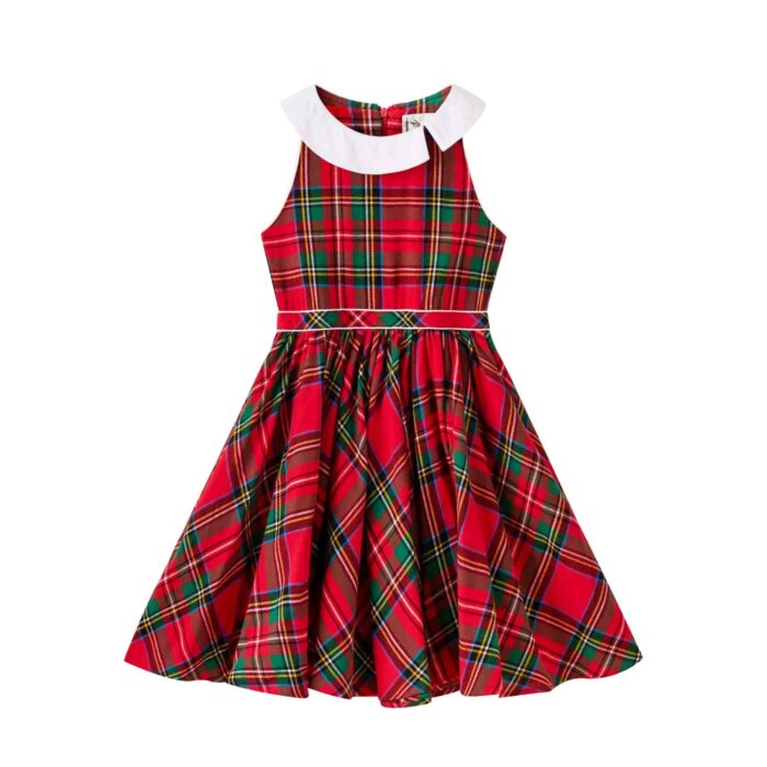 Une Élégante Robe Patineuse qui Tourne en Flanelle Carreaux Tartan Rouge et Vert, sans Manche, Col Claudine Blanc Tourné sur le Côté, Taille Marquée par Deux Biais de Coton Blanc, Emmanchures Américaines. Pour les Fêtes de Noël et Tous les Jours de l'Automne et Hiver. A porter avec des Collants Fins Blanc et un Gilet Blanc. Marque de Mode Rétro-Chic et Commerce Équitable de la Marque de Mode pour Enfant La Faute à Voltaire.