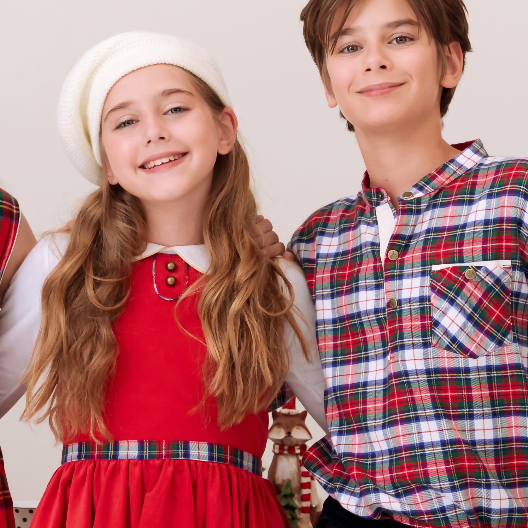 Découvrez cette Magnifique Robe de Noël Rouge qui Tourne à l'Horizontal pour toutes les Filles, Fillettes et Ados de la Marque de Mode pour Enfant Française La Faute à Voltaire. Avec Beau Velours Rouge et ses Détails en Carreaux Tartan Rouge et Blanc aux Emmanchures et à la Ceinture, cette Robe au Col Rond se Porte avec ou sans le T-Shirt à Col Claudine Blanc et Manches Longues.