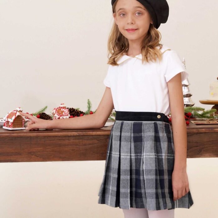 Un Élégant T-Shirt Blanc à Manches Courtes avec Col Claudine avec Biais Doré pour Filles, Fillettes et Ados de la Marque de Mode pour Enfant Française La Faute à Voltaire.